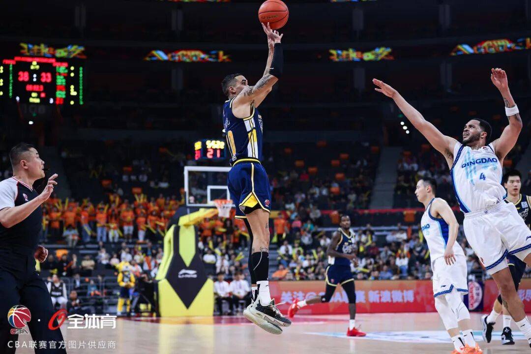 青岛队力克尼克斯,库里点燃赛场 青岛队力克尼克斯,库里点燃赛场