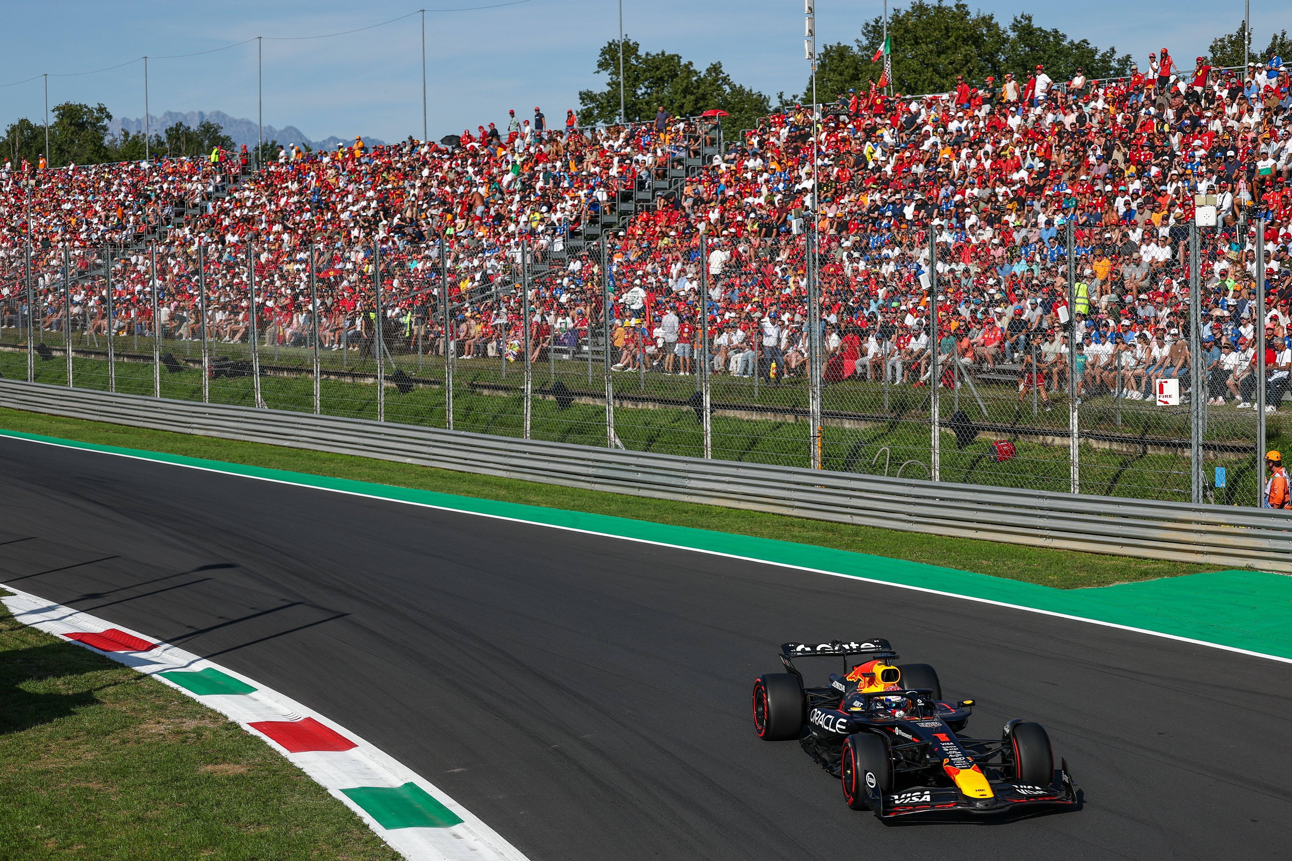 红牛车队鏖战雷诺车队,诺里斯点燃赛场 红牛车队鏖战雷诺车队,诺里斯点燃赛场